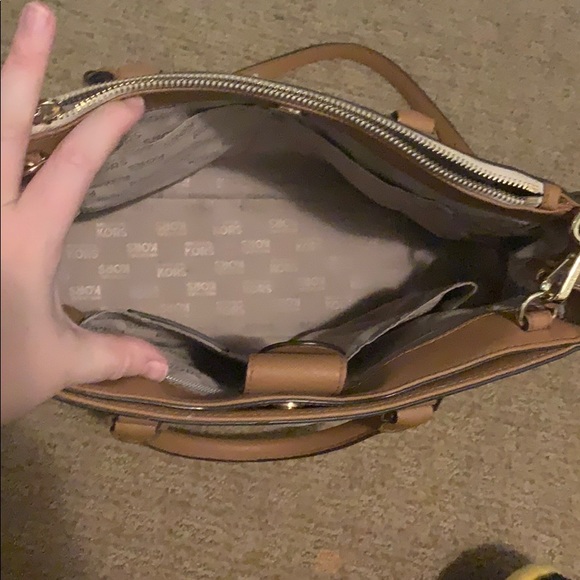 Michael Kors handbag with long stap. - Picture 4 of 7